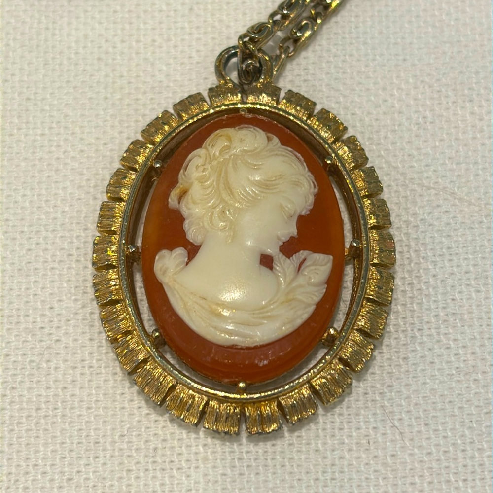 💛🤍 Vintage Cameo Pendant in Gold Tone Setting and Chain